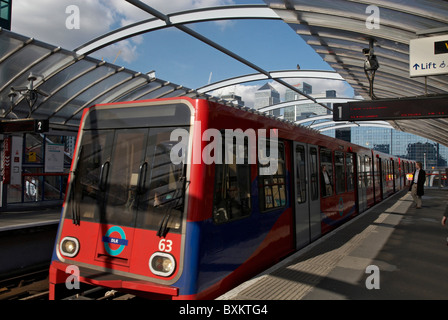 La station de DLR Crossharbour Docklands East London United Kingdom Banque D'Images