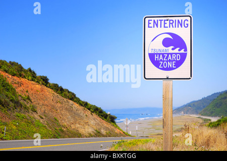 Zone d'alerte aux tsunamis road sign près de Ocean Beach Banque D'Images