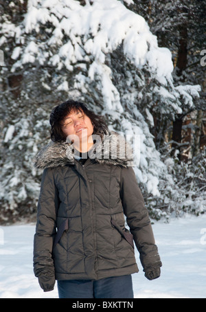 Une femme sud-coréenne a l'amusement dans la neige Banque D'Images