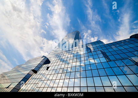 Ciel et nuages spectaculaires reflétées sur un immeuble de bureaux modernes à la façade de verre Banque D'Images