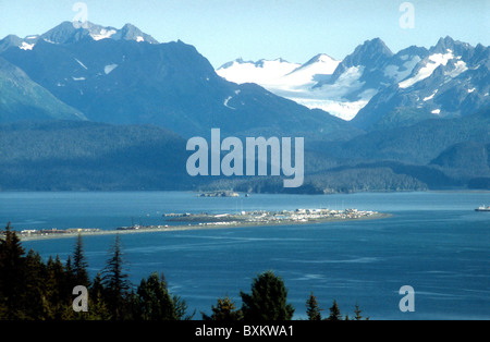 Homer Spit s'étendant dans la baie Kachemak, Alaska avec la Kachemak Bay State Park et désert derrière. Banque D'Images