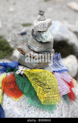 Un petit tas de pierres construit sur les drapeaux de prières au camp de base de l'Everest ou ebc au Tibet, en Chine. Banque D'Images