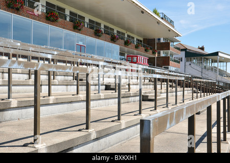 Tribune foule à hippodrome de Folkestone dans le Kent, UK Banque D'Images