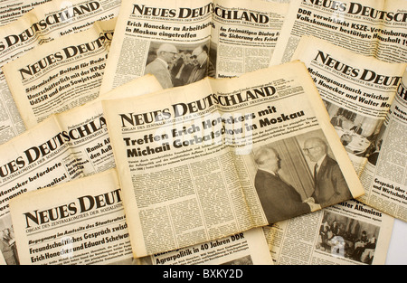 Médias de presse, journaux, 'Neues Deutschland', Zentralorgan du Parti de l'unité socialiste d'Allemagne (SED), journaux de juin 1989, titres de la visite d'Erich Honecker en URSS, sommet avec Mikhaïl Gorbatchev, droits additionnels-Clearences-non disponible Banque D'Images