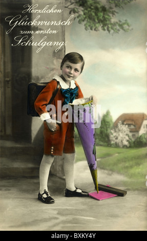 Éducation, école, inscription, garçon avec cône d'école, Allemagne, 1932, droits additionnels-Clearences-non disponible Banque D'Images