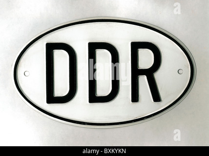 Transport / transport, voiture, plaque d'immatriculation de l'Allemagne de l'est, signe ovale avec code pays, panneau de tôle avec timbre au verso, EVP 1,35 12/88, Allemagne de l'est, 1988, 1980, 80s, 20e siècle, historique, historique, Allemagne de l'est, Allemagne de l'est, GDR, DDR, République démocratique allemande, Allemagne de l'est, étiquette, étiquettes, symbole, symbole, image, symbole STILL, plaque d'immatriculation, plaque d'immatriculation, plaque d'immatriculation, plaques d'immatriculation, plaques d'immatriculation, plaques d'immatriculation, droits supplémentaires-Clearences-non disponibles Banque D'Images