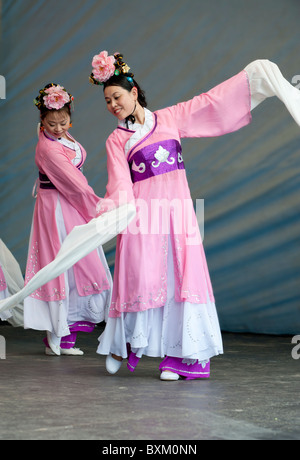 Dancers performing au Nouvel An chinois à Newcastle upon Tyne Banque D'Images