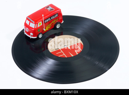 technics, records, lecteur de disques, enregistrement de vide, Vinyl Killer, voiture miniature sur disque jouant la musique, technique, historique, historique, Volkswagen, VW bus, transporter T1, droits supplémentaires-Clearences-non disponible Banque D'Images