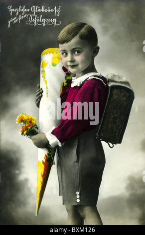 Éducation, école, inscription, garçon avec l'école cône, Allemagne, vers 1928, droits additionnels-Clearences-non disponible Banque D'Images