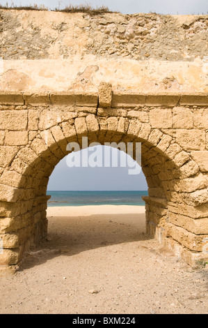 Israël, Césarée. Ruines de l'aqueduc romain antique dans le parc national de Césarée, Césarée. Banque D'Images