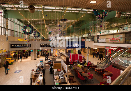 Royaume-uni, Angleterre, dans le Yorkshire, Leeds, Merrion Centre, 1960 Le développement du commerce au détail à l'intérieur Banque D'Images