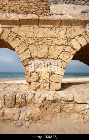 Israël, Césarée. Ruines de l'aqueduc romain antique dans le parc national de Césarée, Césarée. Banque D'Images