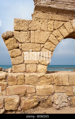 Israël, Césarée. Ruines de l'aqueduc romain antique dans le parc national de Césarée, Césarée. Banque D'Images