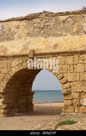 Israël, Césarée. Ruines de l'aqueduc romain antique dans le parc national de Césarée, Césarée. Banque D'Images