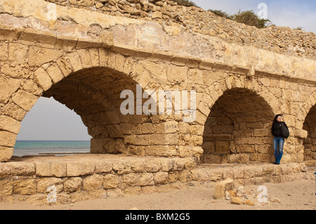 Israël, Césarée. Ruines de l'aqueduc romain antique dans le parc national de Césarée, Césarée. Banque D'Images