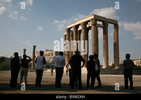 Le Temple de Zeus Olympien également connu sous le nom de l'Olympieion à Athènes, Grèce. L'acropole d'Athènes est à l'arrière-plan. Banque D'Images