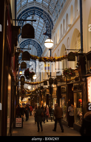 Royaume-uni, Angleterre, dans le Yorkshire, Leeds, Victoria Quarter, Thornton's Arcade à Noël Banque D'Images