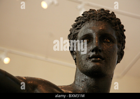 L'éphèbe d'Anticythère dans le Musée Archéologique National à Athènes, Grèce. Banque D'Images