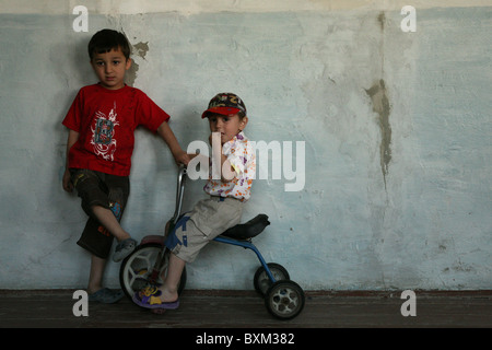 Enfants jouant dans le jardin d'enfants à Boukhara, Ouzbékistan. Banque D'Images