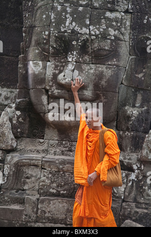 Le moine bouddhiste au temple Bayon au complexe du temple d'Angkor Banque D'Images