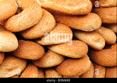 Israël, Jérusalem. Du pain dans le quartier arabe de Jérusalem vieux marché. Banque D'Images