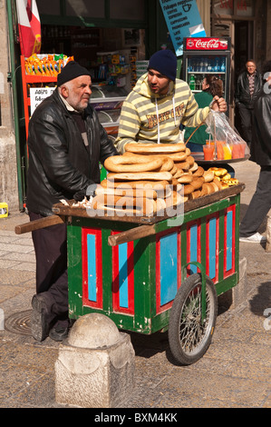 Israël, Jérusalem. Vendeur de pain dans le quartier arabe de Jérusalem vieux marché. Banque D'Images