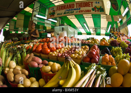 Montréal, Canada. Stand de fruits et légumes dans le marché Atwater. Banque D'Images