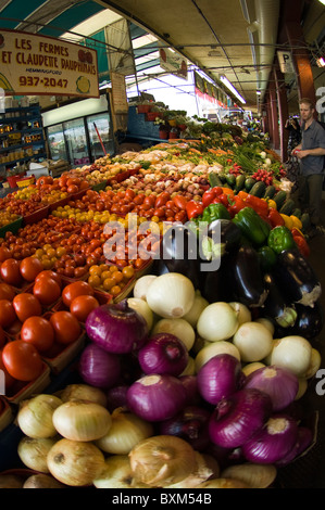 Montréal, Canada. Stand de fruits et légumes dans le marché Atwater. Banque D'Images