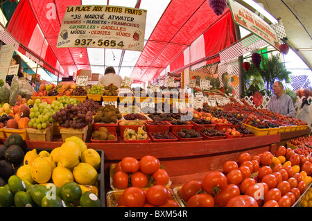Montréal, Canada. Vendeur de fruits et légumes dans le marché Atwater. Banque D'Images
