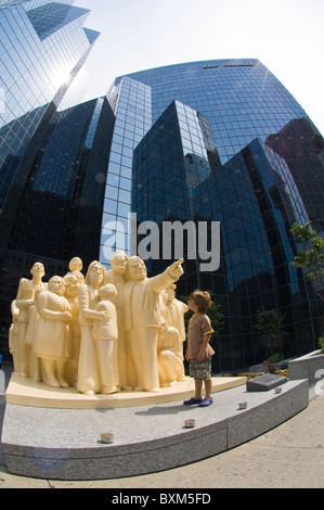 La sculpture la foule illuminée au centre-ville de Montréal, Québec, Canada Banque D'Images