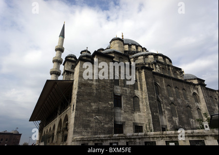 Mur est de la nouvelle mosquée (Yeni Camii ou Mosquée aka du Valide Sultan), Istanbul, Turquie. Banque D'Images