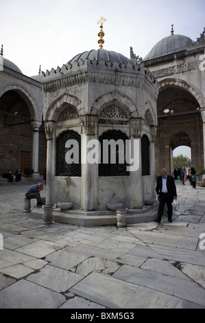 La cour sadirvan (fontaine d'ablution) dans la nouvelle mosquée (Yeni Camii ou Mosquée aka du Valide Sultan), Istanbul, Turquie. Banque D'Images