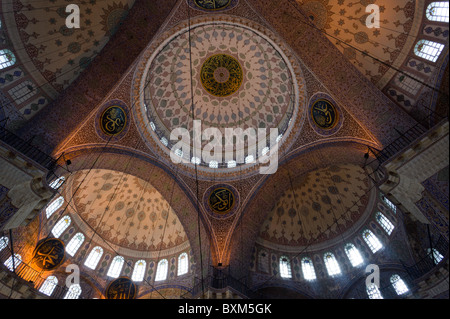 L'intérieur de la nouvelle mosquée (Yeni Camii ou Mosquée aka du Valide Sultan), Istanbul, Turquie. Banque D'Images