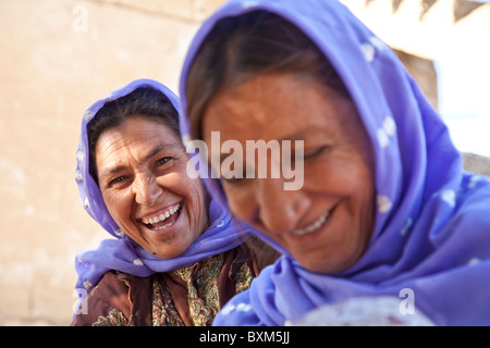 Les femmes turques, le Beehive Maisons, Ruines d'Harran, Sanliurfa, Turquie Banque D'Images