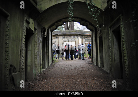 Les visiteurs sur un tour à Cimetière de Highgate, au nord de Londres, Angleterre Banque D'Images