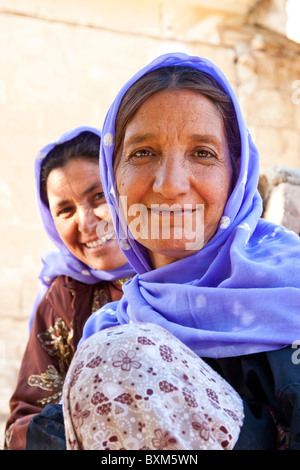 Les femmes turques, le Beehive Maisons, Ruines d'Harran, Sanliurfa, Turquie Banque D'Images