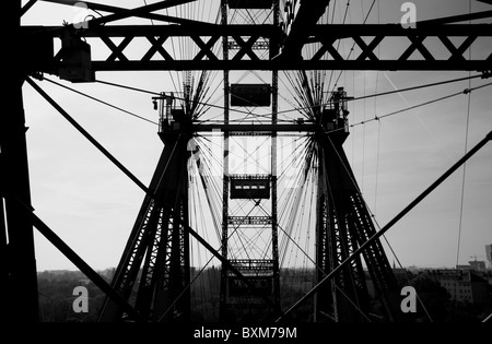 Grande roue, le Wiener Riesenrad géant viennois,roue de la capitale autrichienne Vienne.Il est maintenant l'une des plus touristiques. Banque D'Images