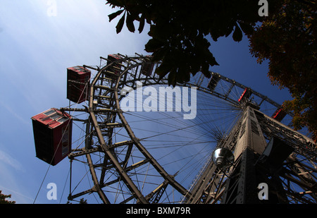 Grande roue, le Wiener Riesenrad géant viennois,roue de la capitale autrichienne Vienne.Il est maintenant l'une des plus touristiques. Banque D'Images