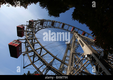 Grande roue, le Wiener Riesenrad géant viennois,roue de la capitale autrichienne Vienne.Il est maintenant l'une des plus touristiques. Banque D'Images