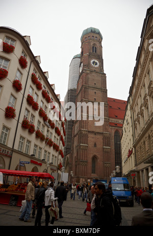 Au cours de la cathédrale Dom/autmn vu dans une rue commerçante, Munich, Bavière, Allemagne. Banque D'Images