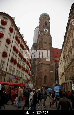 Au cours de la cathédrale Dom/autmn vu dans une rue commerçante, Munich, Bavière, Allemagne. Banque D'Images