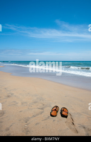 Paire de chaussons sur un seul tronçon de la plage de Nilaveli, Trincomalee, Sri Lanka Côte est. Banque D'Images