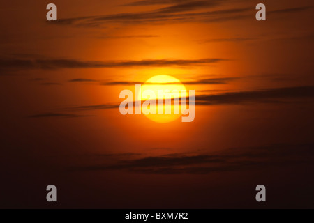 Nuages et Soleil d'or Banque D'Images