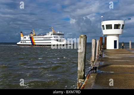 Wyker Dampfschiffs Rederei & passager car-ferry Frise du Nord arrivant à Dagebull sur la côte ouest de Schleswig en Allemagne Banque D'Images