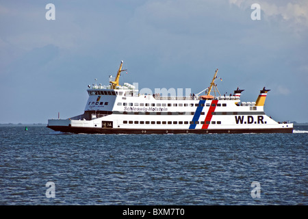 Wyker Dampfschiffs Rederei & passager car-ferry Schleswig-Holstein off Wyk sur l'une des îles frisonnes du Nord Allemagne Banque D'Images