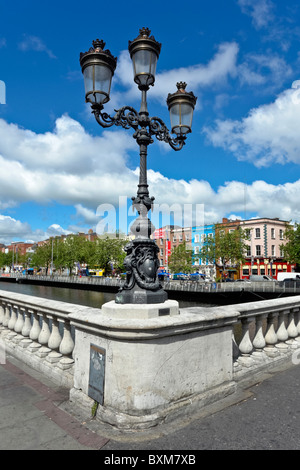 Pied de lampe en fonte sur O'Connell Bridge enjambant la rivière Liffey à Dublin en Irlande Banque D'Images