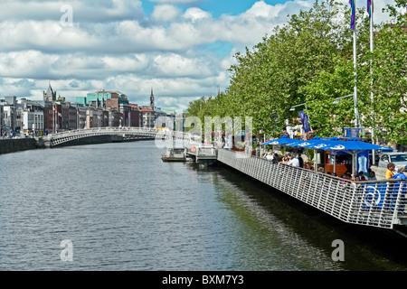 Ha'penny Bridge (nom officiel Liffey Bridge) enjambant la rivière Liffey à Dublin en Irlande Banque D'Images