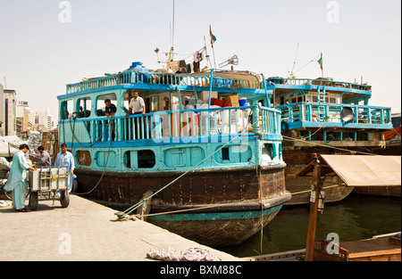 Bateaux traditionnels arabes ou les dhows amarré le long de la Crique de Dubaï à Deira, Vieux Dubai, Émirats arabes unis, ÉMIRATS ARABES UNIS Banque D'Images