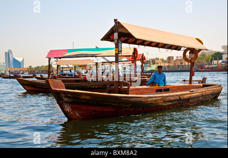 Bateaux traditionnel arabe, Abras boutres ou amarré le long de la Crique de Dubaï à Deira, Vieux Dubai, Émirats arabes unis, ÉMIRATS ARABES UNIS Banque D'Images