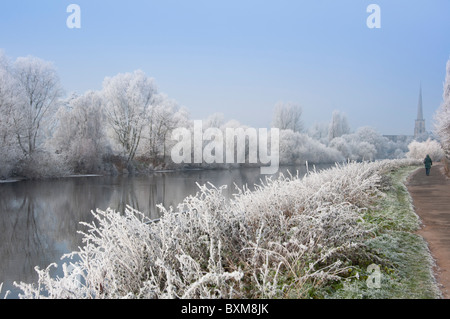 Un paysage pittoresque de la rivière Severn à Worcester sur une très frosty matin avec St Andrew's Church spire dans la distance. Banque D'Images